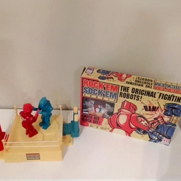 Classic Red & Blue Boxing Rock'em Sock'em Robots Game with Original Box - Picture 1 of 4